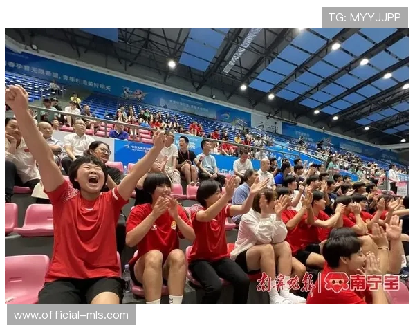 观众激情呐喊奉化体育中心沸腾为中国队精彩表现喝彩